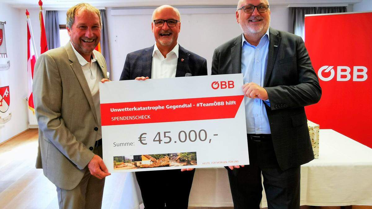 ÖBB-Chef Andreas Matthä (rechts) und Reinhard Wallner (ÖBB-Regionalmanager, links) überreichten den Spendenscheck an Bürgermeister Klaus Glanznig