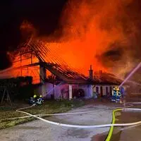 Das Wirtschaftsgebäude stand in Vollbrand