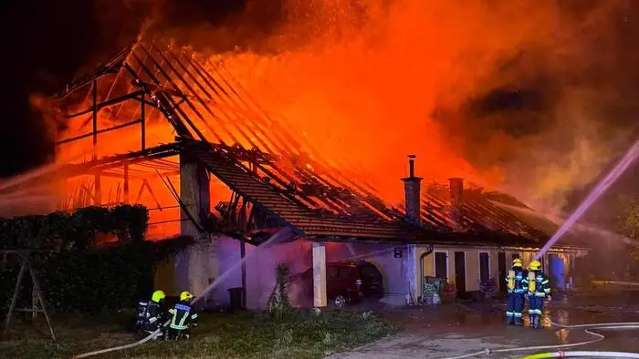 Das Wirtschaftsgebäude stand in Vollbrand