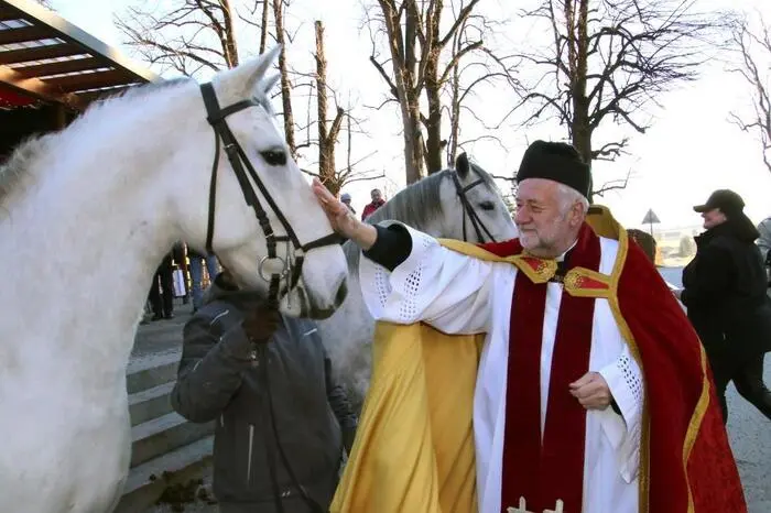 Nach einem Festgottesdienst segnete der Priester Anton Reinprecht die sieben edlen Tiere, die mit ihren Betreuern Aufstellung genommen hatten, stellvertretend für alle Lipizzaner und Mitarbeiter im Bundesgestüt. 