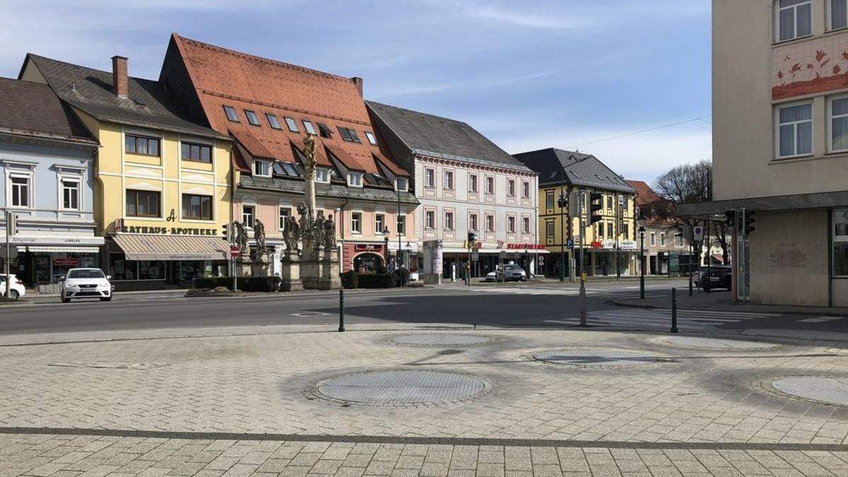 Außer ein paar Autofahrern sind am Hauptplatz Dienstag Mittag keine Menschen anzutreffen