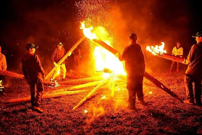 Das Dorf Gösseling im Bezirk St. Veit an der Glan sorgt mit dem Brauch des Fackeltragens seit mehr als 50 Jahren für staunende Blicke. Beim Osterfeuer werden meterhohe Holzstämme von den Gösselingern am Karfreitag angezündet und danach im Dunkeln der Nacht über die umliegenden Felder getragen. Beim anschließenden Schwingen der Fackeln folgen die Träger einer Choreografie, ehe sie die brennenden Fackeln in Form von Kreuzen oder Kreisen auf den Feldern aufstellen. Früher erhofften sich die Menschen durch das Fackeltragen Segen und Schutz für ihr Dorf.