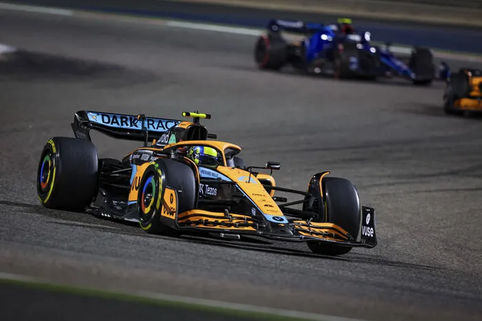 DOWNFORCE Es ist wohl Jahr für Jahr das wichtigste Thema in der Königsklasse des Motorsports: Downforce. Wörtlich übersetzt der Abtrieb oder Anpressdruck, den ein Auto beim Fahren erzeugt, um schneller durch Kurven zu rasen. Dabei klebt der Bolide förmlich am Asphalt. In der Saison 2022 wird der Anpressdruck vor allem über den Unterboden generiert, was viele Teams vor Probleme stellte.