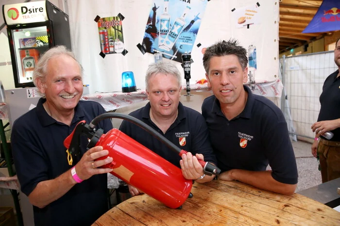 FF Thalsdorf-Kommandant Michael Regenfelder (Mitte) hatte mit seinem Stellvertreter Hans Joas (rechts), Kameradschaftsführer Hannes Grojer (links) und seinem 80-köpfigen Team ein tolles Fest auf die Beine gestellt. 