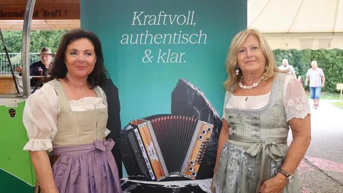 Die Firmenchefin Edith Müller (links) begrüßte zahlreiche Gäste, die einen Blick hinter die Kulissen der Manufaktur werfen konnten, die im Laufe eines halben Jahrhunderts zum größten Harmonika-Hersteller in Österreich wurde.