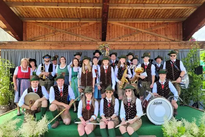 Neben Feuerwehr, Singkreis, Skiverein, Theatergruppe und Jagdverein waren unter anderem auch der Kameradschaftsbund und der Etmißler Musikverein vertreten