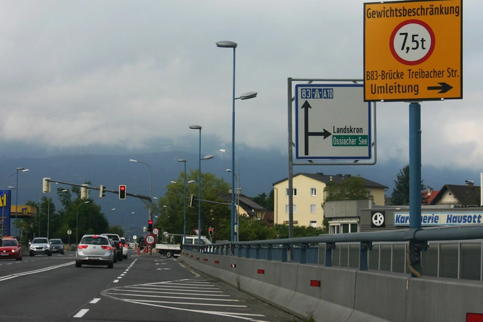 September 2017. Für die schwer desolate Brücke wird eine Gewichtsbeschränkung für LKW erlassen. Diese wird ständig missachtet.