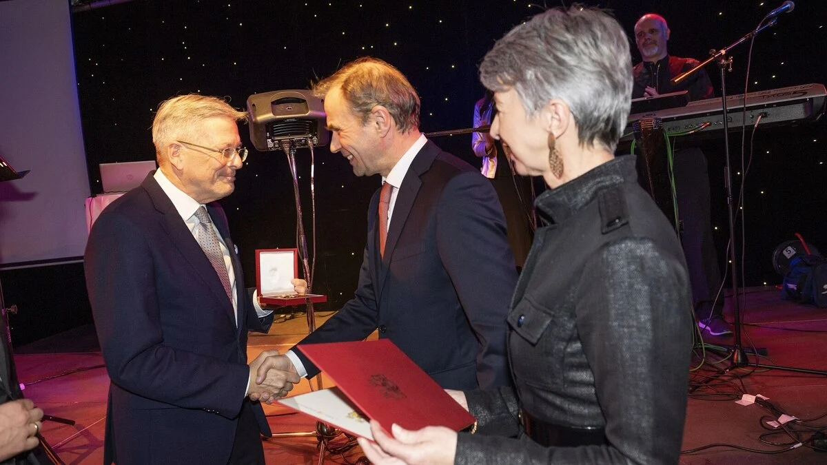 Peter Gauper (Mitte) erhielt von Landeshauptmann Peter Kaiser und LH-Stv. Gaby Schaunig das Große Ehrenzeichen des Landes Kärnten