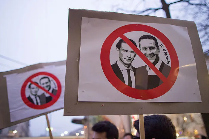 Zwischenzeitlich war die Zahl der Demonstranten laut Polizei-Zählung auf bis zu 8.000 Personen angewachsen, am späteren Abend löste sich die Versammlung dann rasch auf.
