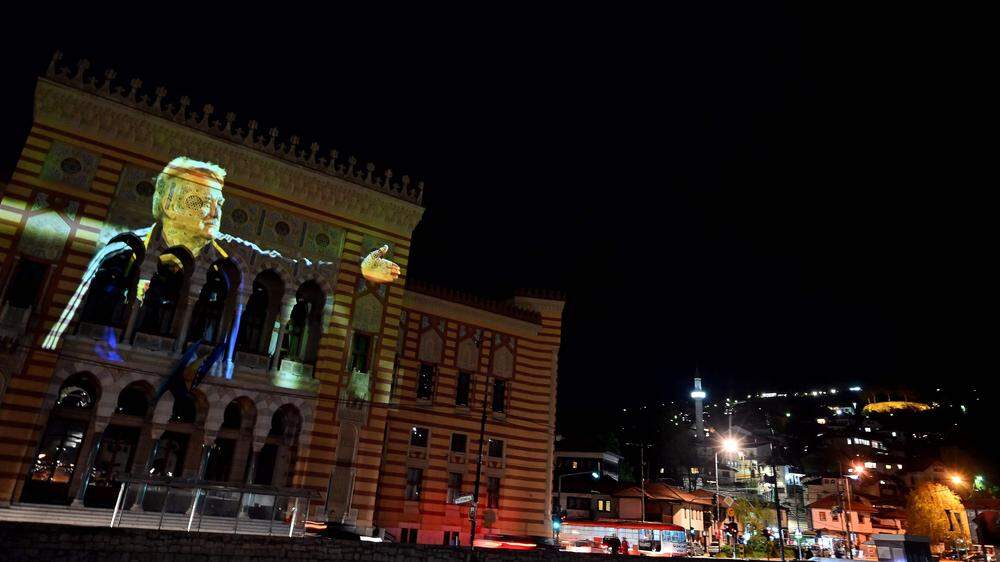 Auf das Rathaus von Sarajevo wurde noch am Sonntagabend ein Bild von Ivica Osim projiziert