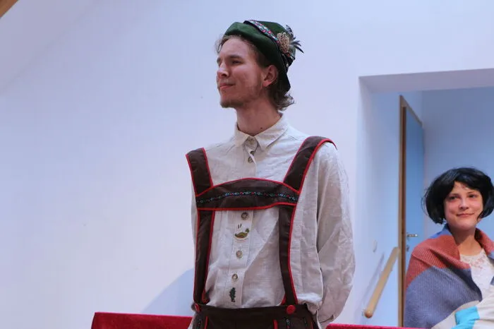 Klicken Sie sich durch die weiteren Bilder des Stückes!