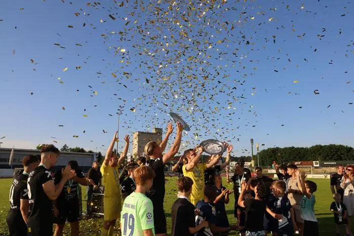 Turbulent wurde im Feldbacher Stadion mit Konfettiregen der Meistertitel gefeiert. 