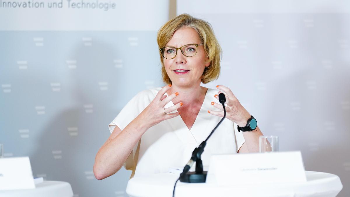 Umweltministerin Leonore Gewessler (Grüne) will das nächste große Verkehrsprojekt abdrehen