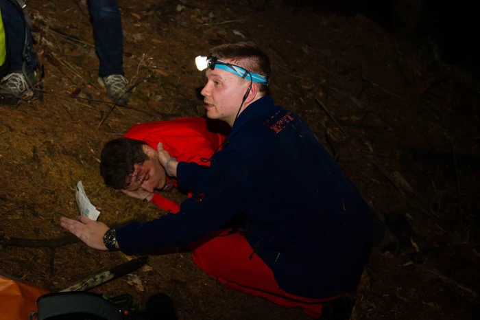 Ein Fußgänger, mit dem der Downhiller auf der Downhillstrecke kollidiert war, wurde ohnmächtig, während die Bergretter den Downhiller versorgten. Der Bewusstlose wurde in die stabile Seitenlage gebracht.
