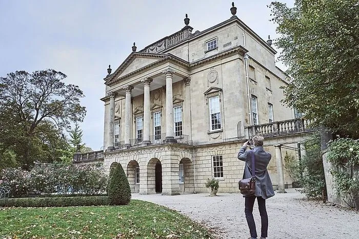 Die kupplerisch ambitionierte Lady Danbury hat hier ihren Sommersitz – zumindest, was die Fassade und die Gärten angeht. Holburne House liegt inmitten der Sydney Gardens und war das erste Kunstmuseum der Stadt in der Grafschaft Somerset.
