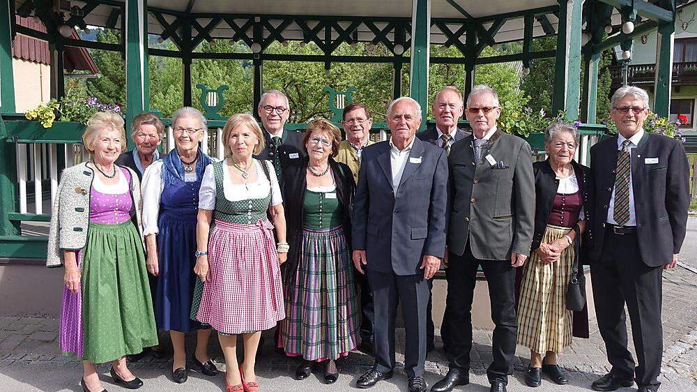 Großes Familienfest gestern in Aich - nur Schwester Burgi aus Deutschland fehlte beim gemeinsamen Fototermin