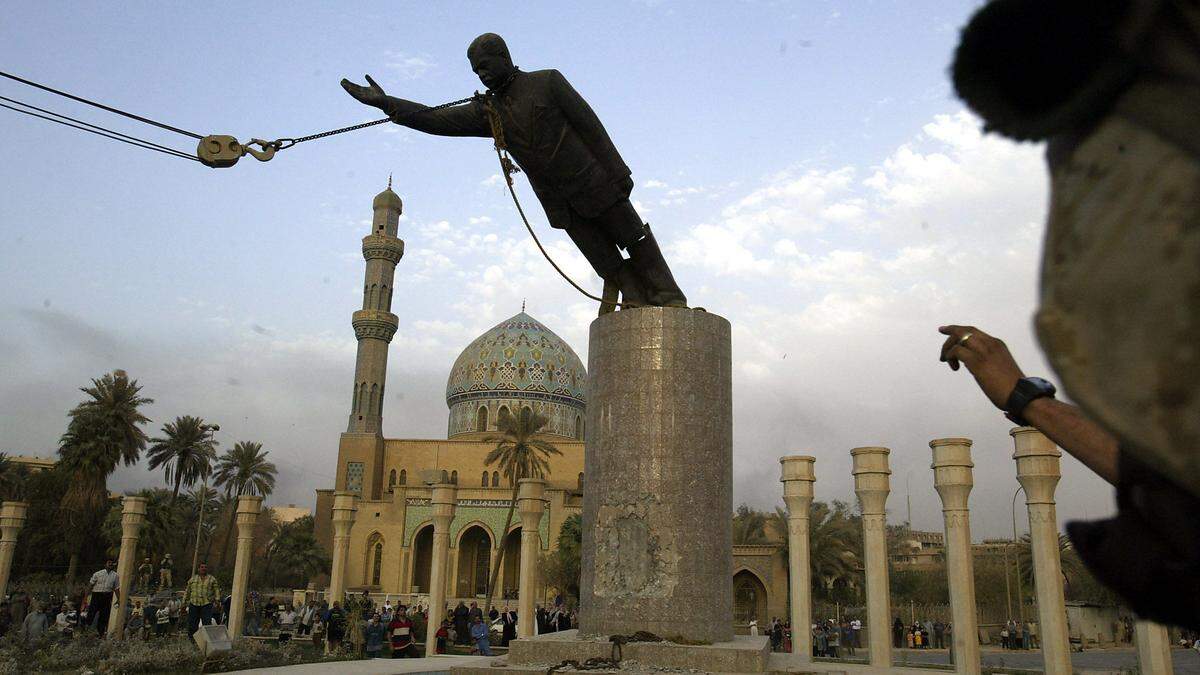 2003 fielen in Bagdad auch die Saddam-Hussein-Denkmäler