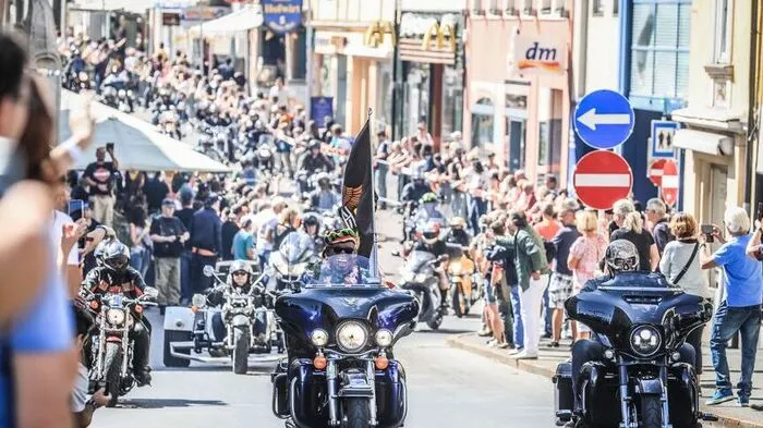 Hier sehen Sie zehn Schnappschüsse aus der Bike Week, die in Erinnerung bleiben werden.Die Ausfahrt der unzähligen Teilnehmer bildete den finalen Höhepunkt der Bike Week.