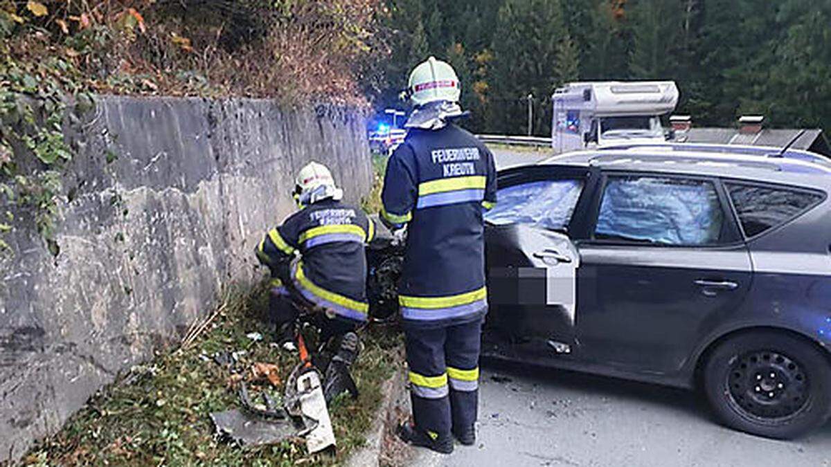 Der Wagen wurde von der Feuerwehr mittels Seilwinde von der Straße gezogen