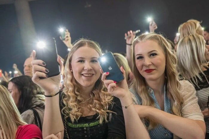 ... Besucherinnen in der Grazer Stadthalle am Freitagabend.