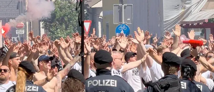 Die Altacher kamen teils per Sonderzug und marschierten zusammen zum Stadion