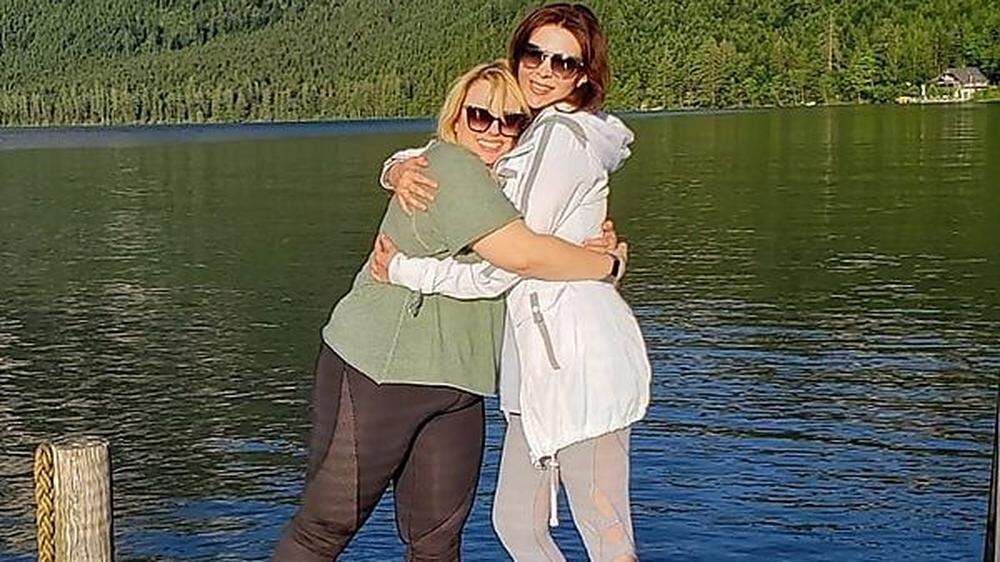 Drück mich: Rebel Wilson mit Freundin Carly Steel am Altausseersee