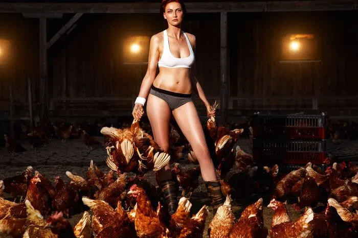 Das Kalenderbild: Martina im Hühnerstall