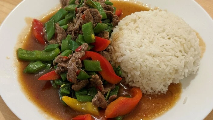Pad Gra Prao – ein Pfannengericht mit Thai-Basilikum, Stangenbohnen, Paprika und Reis.
