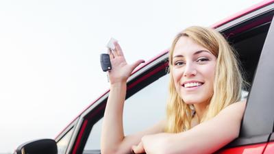 Viele junge Erwachsene sind froh, wenn sie endlich ihren Führerschein haben (Symbolfoto)
