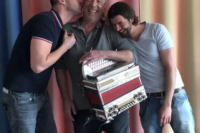 Die Quetschn im neuen Titel "dialekt's mi" hat niemand geringerer als Musiker Hubert von Goisern eingespielt.