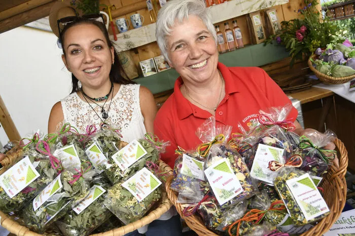 Schwören auf die Kraft der Kärntner Kräuter: Rosmarie Kranabetter (rechts) mit ihrer Praktikantin Leonie Gomig aus Lienz