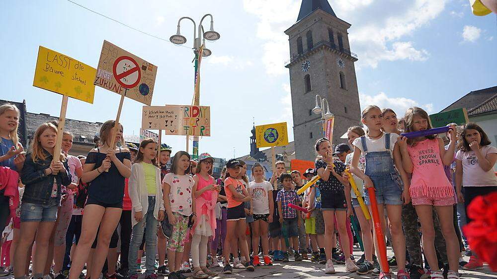 Mehr als 200 Volksschulkinder riefen am Judenburger Hauptplatz zum Schutz der Umwelt auf