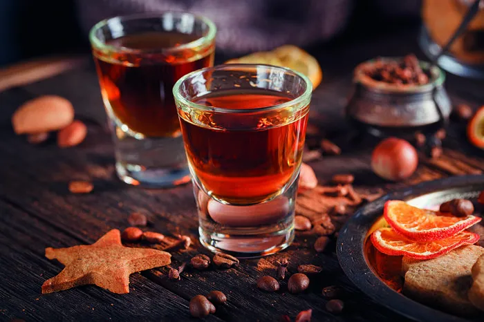 1 Vanilleschote, 5 Zimtstangen, 150 g braunen Kandiszucker und den Abrieb einer unbehandelten Zitrone und einer unbehandelten Orange in ein Ansatzgefäß geben und diesesmit 1 l braunem Rum aufgießen. Diesen Ansatz circa sechs Wochen an einen dunklen Ort geben und ab und zu aufschütteln. Nach dieser Zeit kann er abfiltriert und in kleinere Flaschen abgefüllt werden.