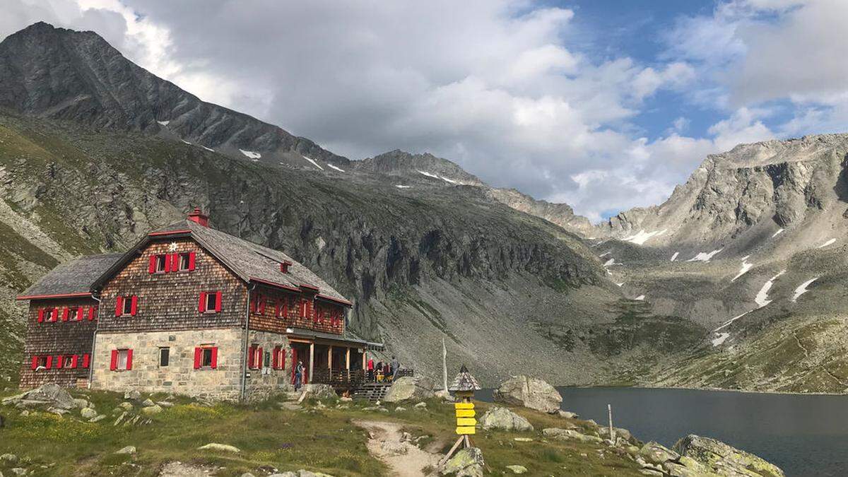 Das Säuleck (links) thront über dem Arthur-von-Schmid-Haus: Beim Abstieg vom Säuleck kam ein Wanderer vom Weg ab und landete in einer Felswand