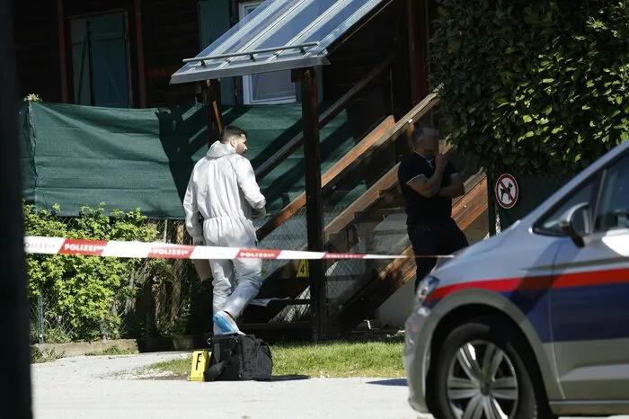 Im Rahmen der Ermittlungen stellten die erhebenden Beamten ein Küchenmesser als mutmaßliche Tatwaffe am Tatort sicher.