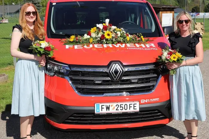 Stefanie Puff und Elisa Glatz (am Foto von links) waren die Patinen des neuen Mannschaftstransportfahrzeuges (MTF) das unter anderem für die Jungfeuerwehr zum Einsatz kommen wird.