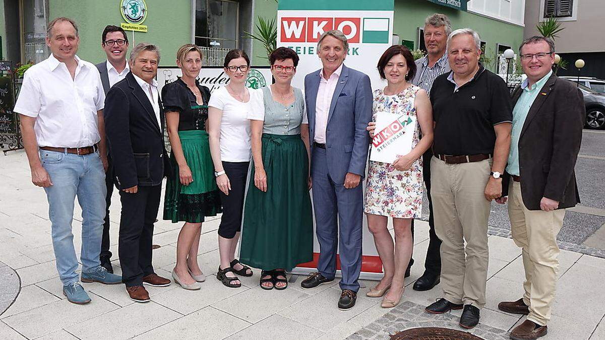 WK-Präsident Herk (Mitte) mit Bürgermeister Gutzwar und Wirtschaftsvertretern