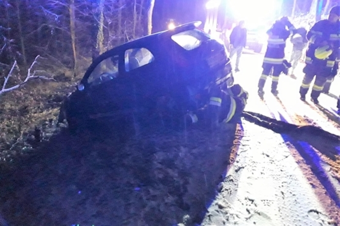 Am Eichberg in St. Johann landete ein Auto im Straßengraben.