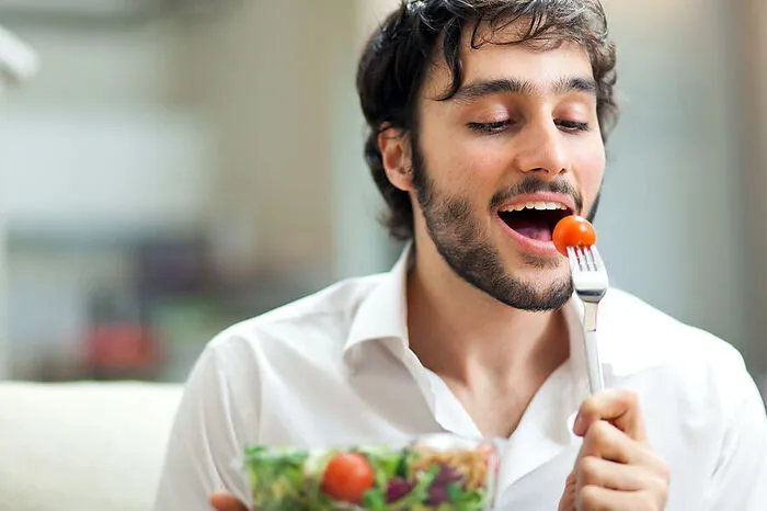 Essen. Leichtes und Bekömmliches sollte auf den Teller landen. Salate machen sich in dieser Hinsicht doppelt bezahlt. Einerseits sind sie bekömmlich, andererseits erspart man sich das schweißtreibende Kochen in der heißen Küche. Scharfe und kalorienreiche Speisen sollten vermieden werden.