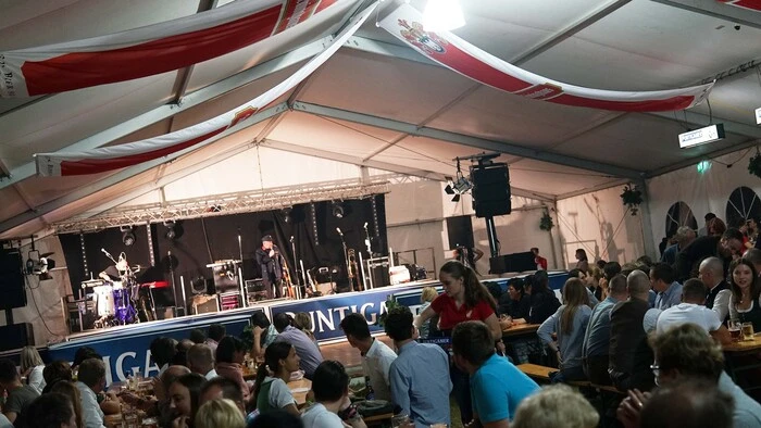 Der traditionell gewordene Sommernachtstanz der FF St. Marein sorgte wieder für gefüllte Festzelte. Aufgrund eines Stromausfalles kam es aber zu einem verzögerten Auftritt der steirischen „Grabenland Buam“.