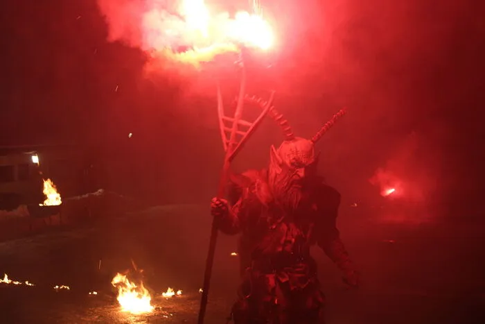 Viel Pyrotechnik kam beim Perchtenlauf der Feistritzgrobm Teifl in Bad St. Leonhard zum Einsatz.