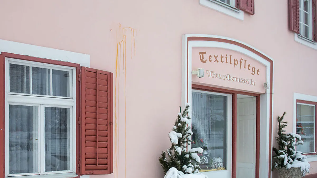 Die Eierspuren beim ehemaligen Textilreinigungs-Geschäft von Maria Tarkusch in Kühnsdorf lassen sich nicht abwaschen
