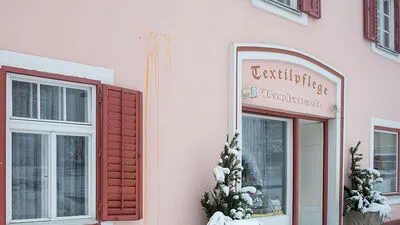Die Eierspuren beim ehemaligen Textilreinigungs-Geschäft von Maria Tarkusch in Kühnsdorf lassen sich nicht abwaschen