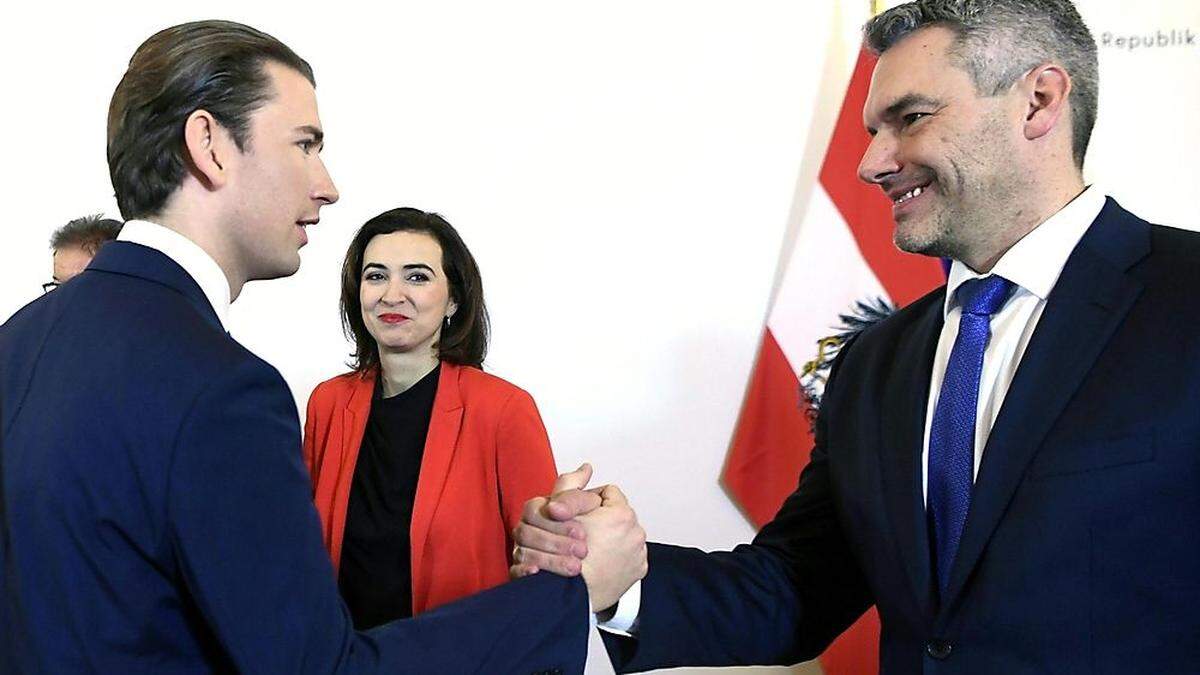 Ex-Kanzler Sebastian Kurz, Justizministerin Alma Zadić und der damalige Innenminister Karl Nehammer beim Start der türkis-grünen Regierung