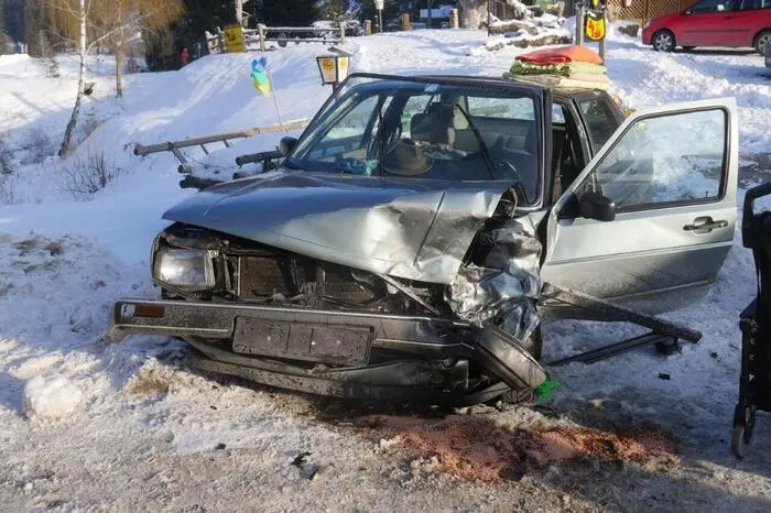 Eine junge Frau dürfte beim Abbiegen entgegenkommendes Auto übersehen haben.