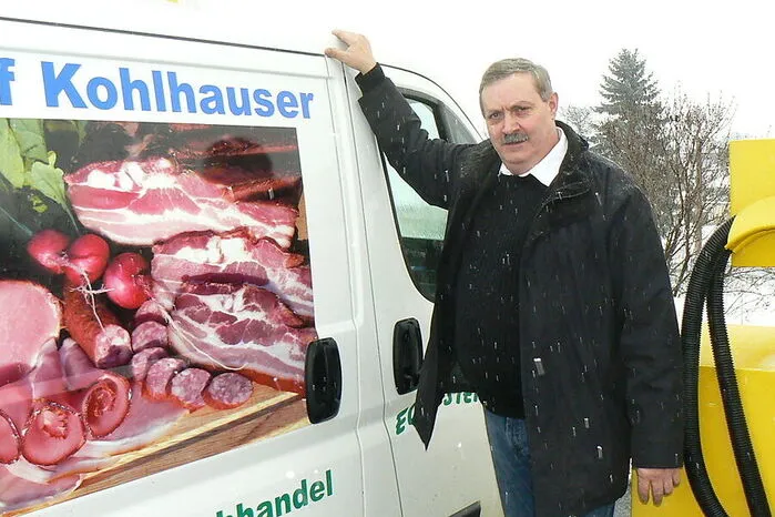 Fleischhauer Josef Kohlhauser wurde mit dem Lied "Kohlhauser" bekannt und wenig später wegen dem Streit mit der Band "Koenigleopold" zum Medienstar. Jetzt musste der Unternehmer aus Mönichwald Konkurs anmelden. >> Zum Artikel <<