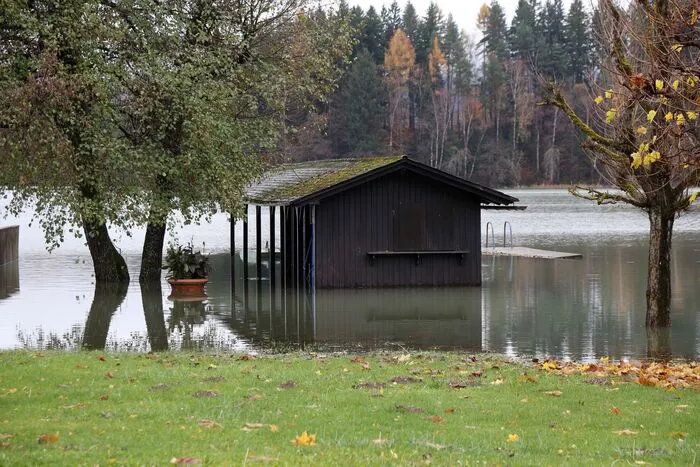 Zahlreiche Ferienhäuser oder Fischerhütten wurden überflutet. In Finkenstein ging eine Mure ab und verschüttete ein Haus.