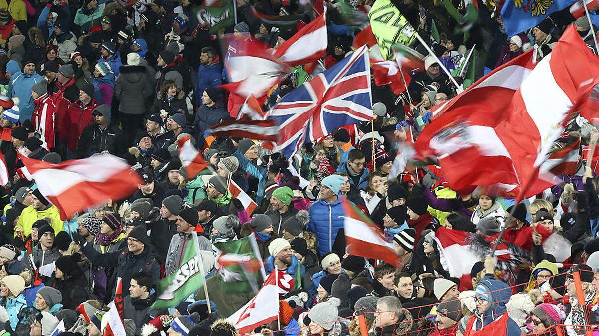 Zu den 45.000 Ski-Fans neben der Piste gesellten sich noch mehrere Tausend Fanmeilen-Beuscher.