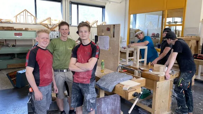 Im 1. Lehrjahr wurde ein Tisch gefertigt: so auch von Sandro Niedermüller (Berg/Drautal), Gregor Loipold (Baldramsdorf) und Tobias Taurer (Berg/Drautal)