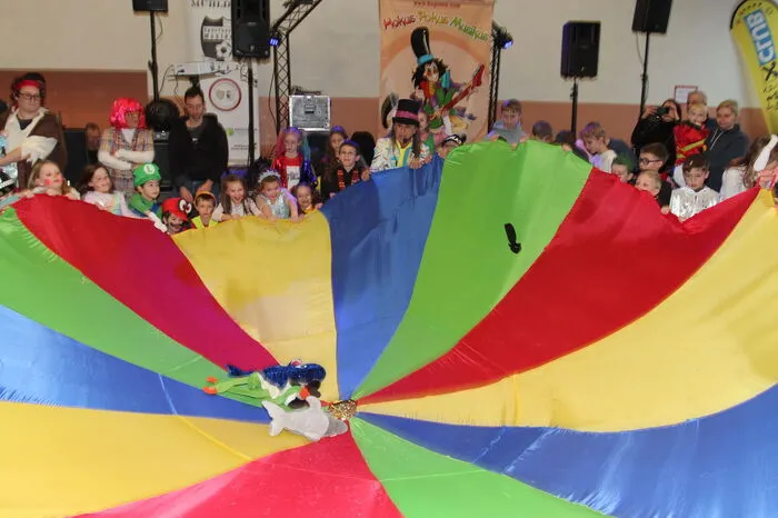 Mit größter Begeisterung wurde von den Kindern mit dem Schwungtuch ein Delphin und andere Tiere zum Schwimmen, vielmehr zum Springen gebracht.